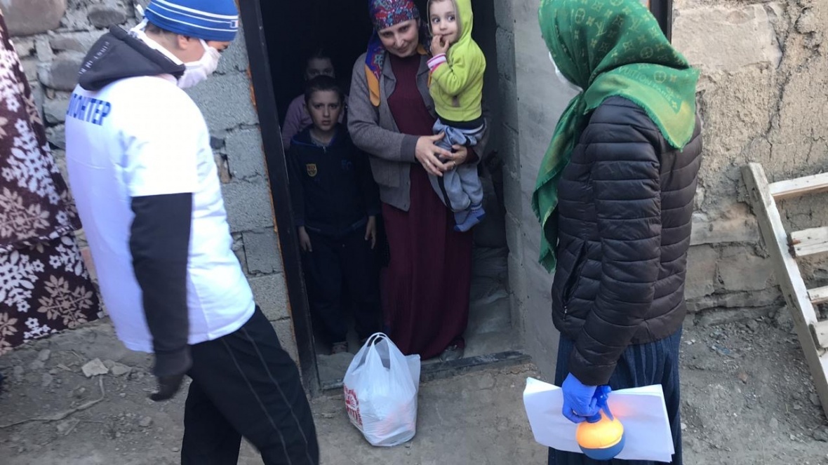 В Чародинском районе раздают продуктовые наборы первой необходимости нуждающимся семьям